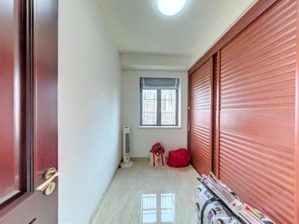 美兰国兴整租 海航国兴城(C区)4室2厅/168平/低楼层