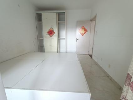 黄岛辛安整租 团结新城1室2厅/75平/低楼层