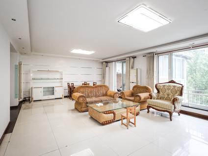 即墨二十八中整租 海信马山新城3室2厅/138平/中楼层