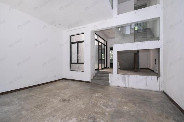 北京中天大溪地,南入户,联排别墅,地下室,大花园,大露台,不沿街5室2厅 | 200.8㎡ | 南 | 中天金海岸三期金爵苑大溪地低楼层/共1层