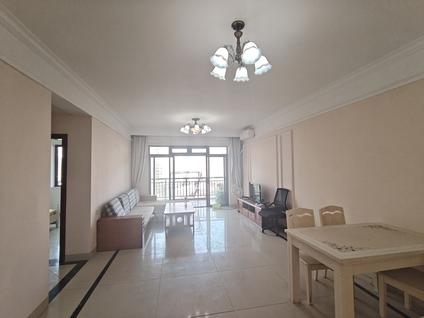 龙华世贸整租 国贸城市花园3室2厅/135平/中楼层