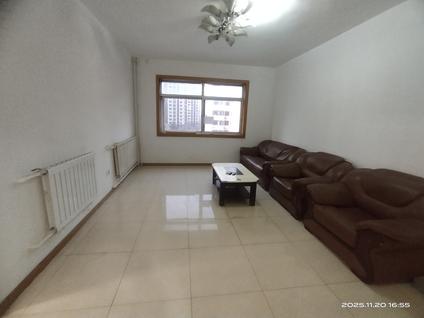 黄岛辛安整租 天智苑小区3室2厅/100平/顶层