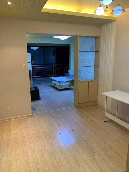 城阳城阳工业园整租 海信正阳中心1室2厅/42平/高楼层