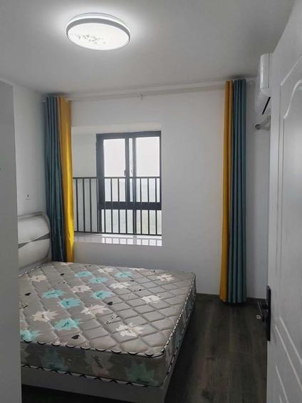 金山山阳合租 御龙景苑1室1厅/30平/高楼层