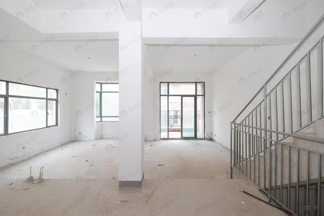 北京毗邻宜家与DT口鼓山纯别墅社区．双拼别墅．草地大．位置好6室4厅 | 353.54㎡ | 东 南北 | 鼓山壹号低楼层/共1层