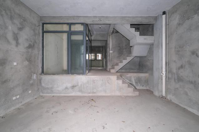 北京红树林联排别墅,三不沿,五层使用,双车库,满两年5室2厅 | 186.07㎡ | 北 | 泰禾红树林B区低楼层/共1层