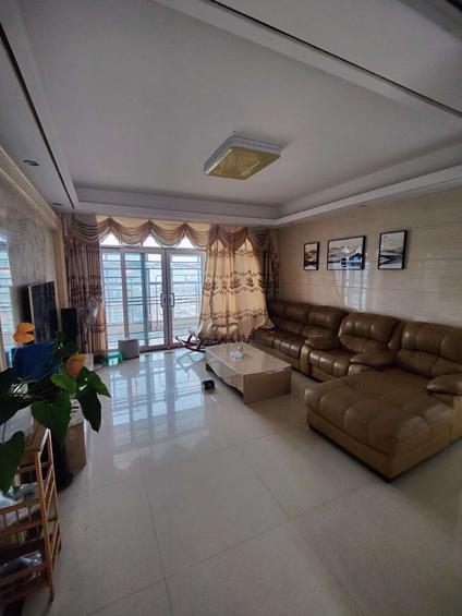 源城源城整租 大地广场4室2厅/153平/顶层