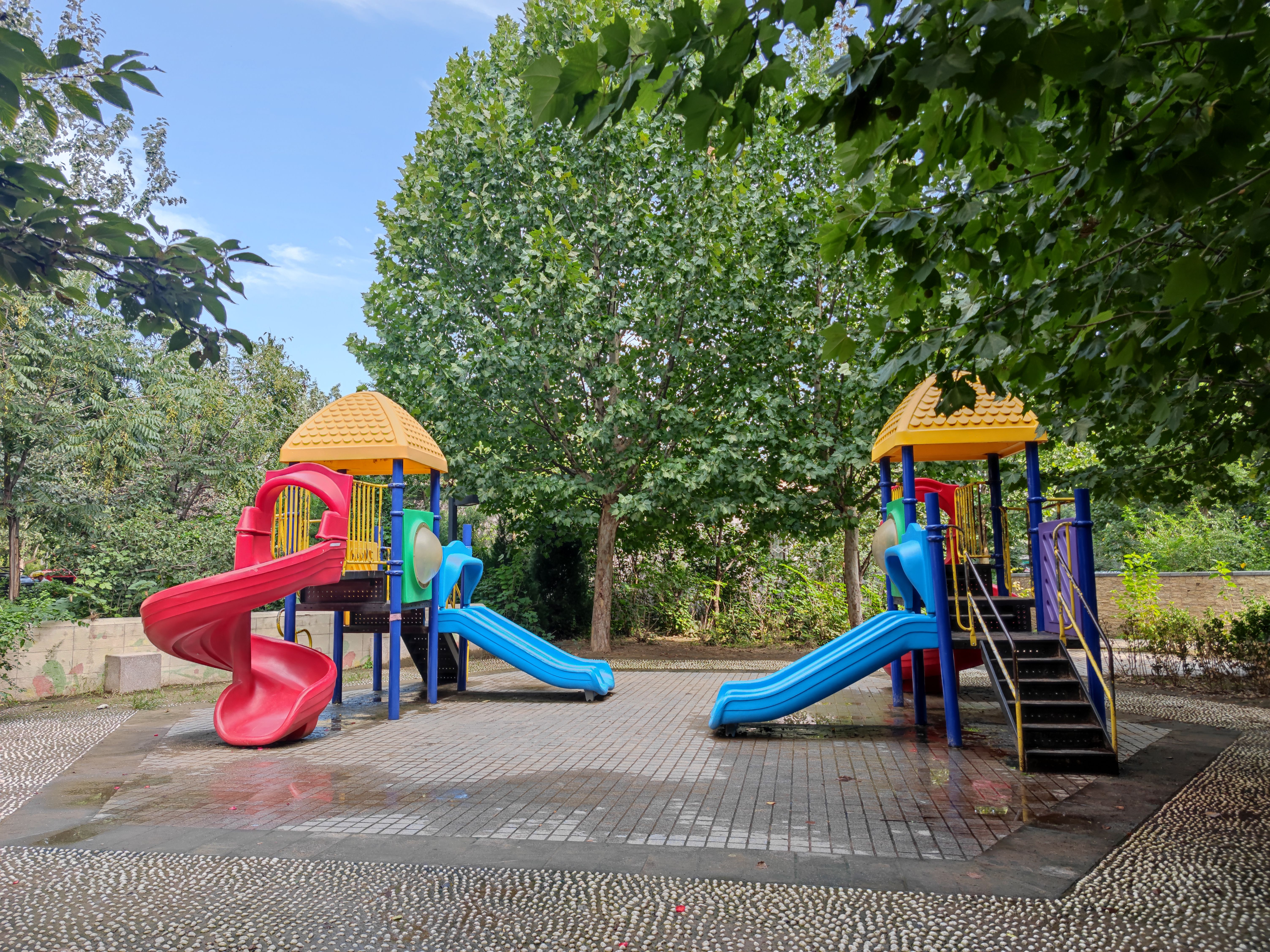 小区内有健身器材和户外休闲椅和凉亭等基础设施