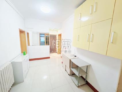 海淀苏州桥整租 苏州街77号院2室1厅/47平/低楼层