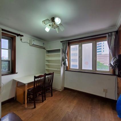 长宁新华路整租 东镇小区2室1厅/79平/低楼层