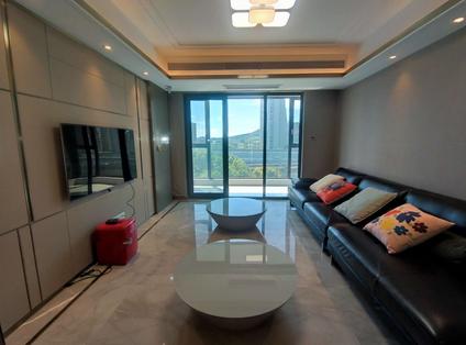 滨湖太湖新城整租 绿地天空树3室2厅/126平/低楼层