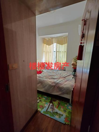 重庆武陵财富中心2室2厅89平中楼层/共32层