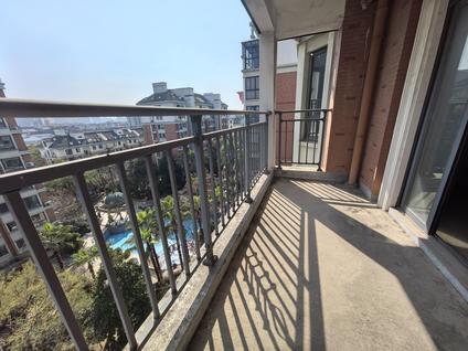 金华冠达满庭芳3室2厅130平高楼层/共11层